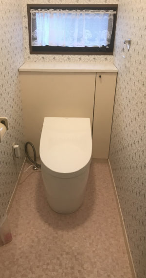 鹿児島市のトイレ改修工事｜H様邸｜TOTO「ネオレストAH1」フロアーとクロスも張替えて新築同然の仕上がりに【リビングプラザ滝の神】鹿児島市・リフォーム・塗装・外構・造園