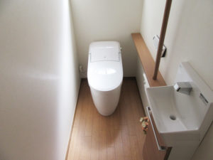 鹿児島市のトイレリフォーム施工事例｜I様邸｜リクシル「プレアスLS」手洗いキャビネットつき　【リビングプラザ滝の神】鹿児島市・リフォーム・塗装・外構・造園