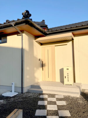 姶良市　玄関リフォーム工事　Ｆ様邸施工事例【鹿児島市・姶良市・伊集院・リフォーム・リノベーション・外壁塗装・屋根塗装・ガーデン・エクステリア・外構・造園】リビングプラザ滝の神