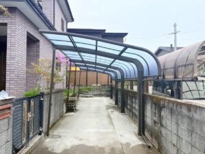鹿児島市・カーポート取替工事・Ｕ様邸施工例【鹿児島市・姶良市・伊集院・リフォーム・リノベーション・外壁塗装・屋根塗装・ガーデン・エクステリア・外構・造園】リビングプラザ滝の神