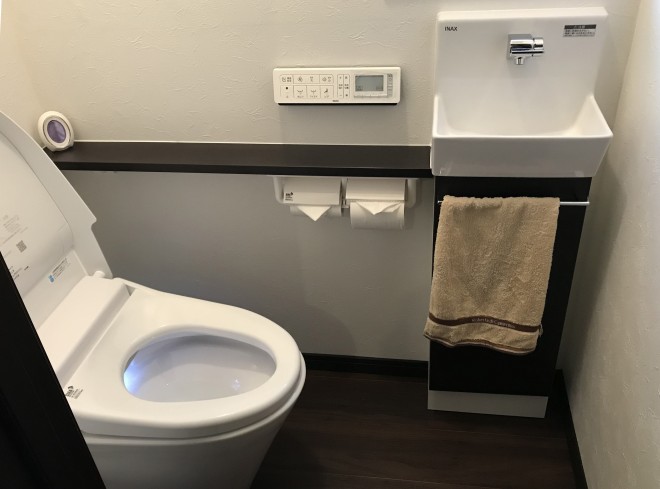 鹿児島市のトイレリフォーム施工事例｜M様邸｜リクシル「サティスS」お客様用トイレは内装にもこだわったホテル仕様　【リビングプラザ滝の神】鹿児島市・リフォーム・塗装・外構・造園